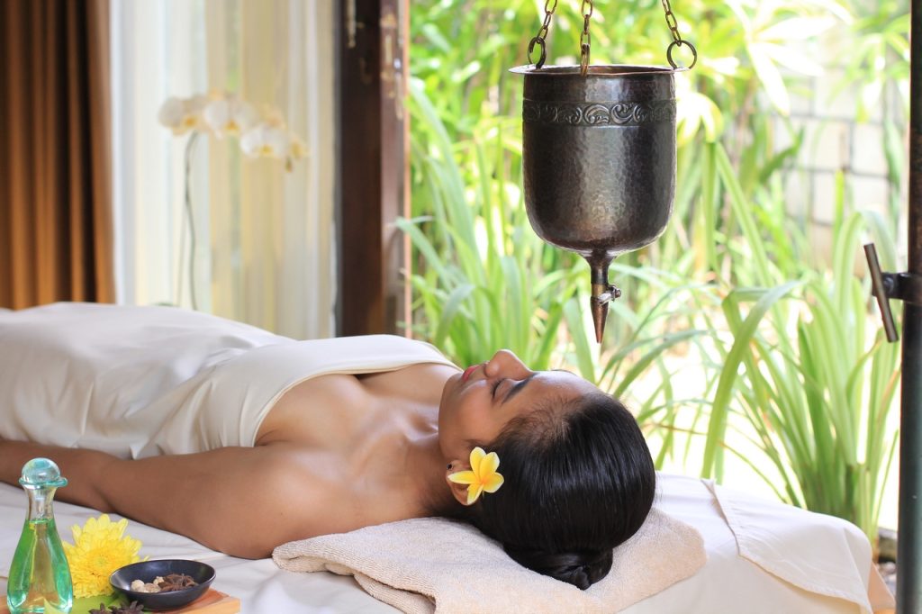 Shirodhara Massage in Ayurveda: Understanding Dhara Therapy, Its Procedure and Traditional Uses